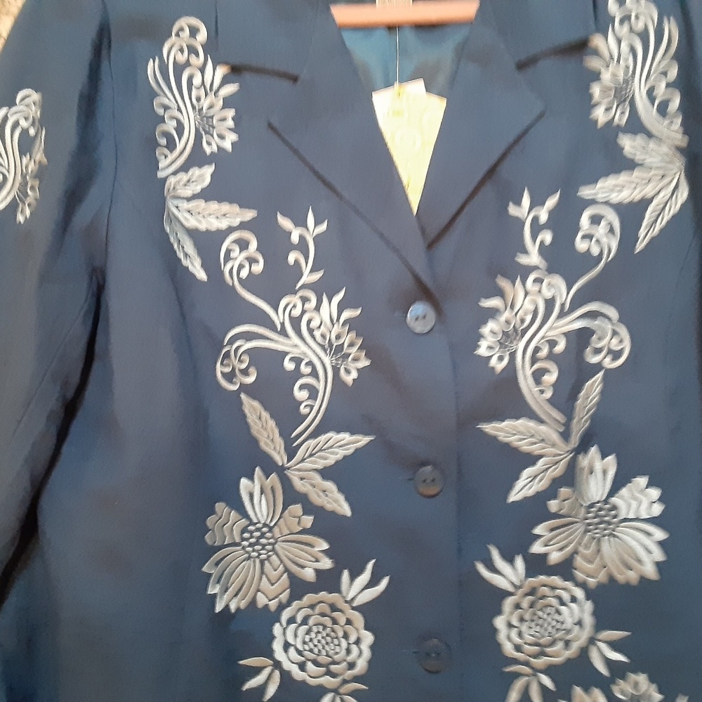 NWT Embroidery linen blazer